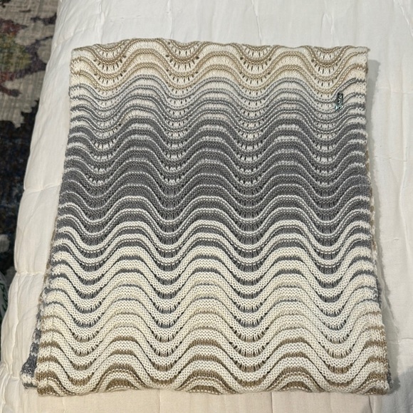 Calvin Klein Accessories - Calvin Klein Gray and Cream Wave Pattern Scarf